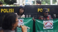 Usai menyuarakan aspirasinya, massa ojol membubarkan diri pada pukul 16.40 WIB. Pembubaran itu setelah adanya kepastian bahwa surat tuntutan mereka diterima oleh pihak istana.  