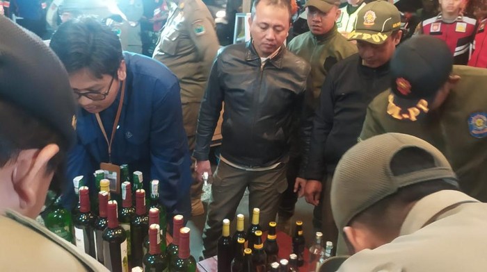 Operasi cipta kondisi di Kota Malang jelang Ramadan sita ratusan botol miras ilegal