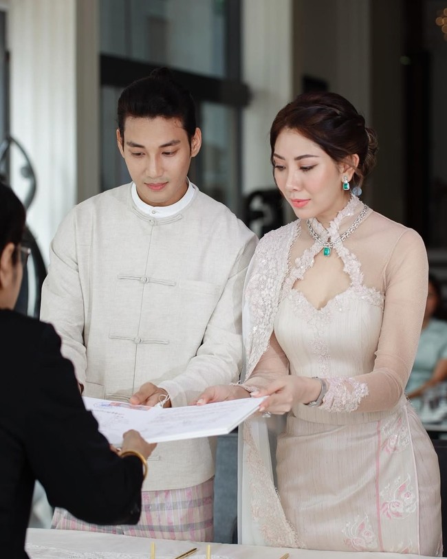 Melalui unggahan di Instagram, Paing Takhon mengungkapkan dirinya telah menikah. Istrinya, Linn Mya Phu, adalah putri dari taipan minyak San Linn, ketua Asosiasi Pedagang Minyak Myanmar. Foto: Dok. Instagram Paing Takhon