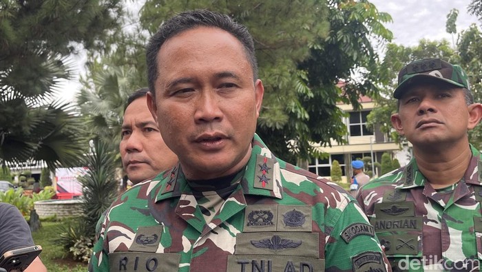 Pangdam I/BB Mayjen Rio Firdianto saat diwawancarai di Polda Sumut. (Finta Rahyuni/detikSumut)