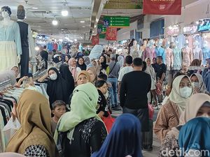 Pasar Tanah Abang Penuh Sesak Jelang Puasa! Pengunjung Sampai Susah Lewat