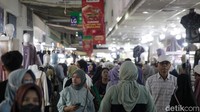 Pedagang melayani pembelian baju muslim di Pasar Tanah Abang, Jakarta, Kamis (27/2/2025). Menurut pedagang, menjelang bulan suci Ramadhan 1446 Hijriah penjualannya mengalami kenaikan hingga 50 persen dari bulan sebelumnya.