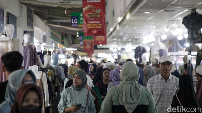Pasar Tanah Abang dipadati pembeli menjelang bulan puasa Ramadan 1446 Hijriah. Omzet pedagang naik karena banyaknya transaksi.