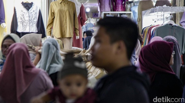 Pasar Tanah Abang dipadati pembeli menjelang bulan puasa Ramadan 1446 Hijriah. Omzet pedagang naik karena banyaknya transaksi.