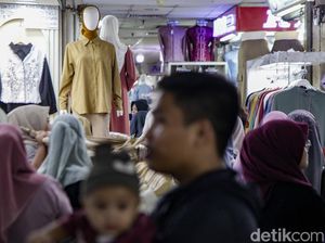 Pengunjung Rela Jauh-jauh dari Bogor ke Tanah Abang Beli Baju Sebelum Puasa