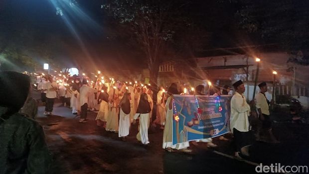 Pawai obor sambut Ramadan di Praya, Lombok Tengah, NTB, Kamis (27/2/2025).