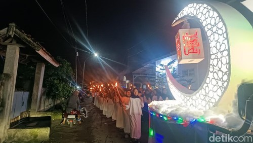 Pawai obor sambut Ramadan di Praya, Lombok Tengah, NTB, Kamis (27/2/2025).