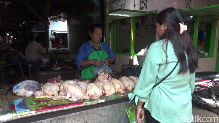 Pelanggan membeli ayam di Pasar Yosowilangun Lumajang.