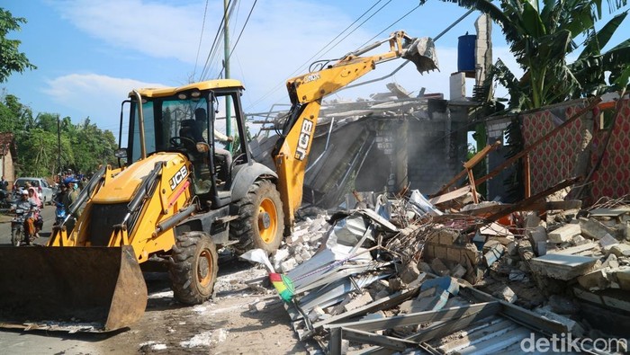 Pembongkaran bangunan warung remang-remang yang berada di atas tanah milik PT KAI di Jalan Pati-Tayu, Kabupaten Pati, Kamis (27/2/2025).
