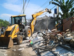 Bangunan Warung Remang-remang di Tayu Pati Dibongkar
