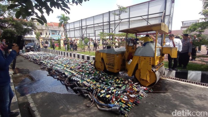 Pemusnahan miras di Mapolres Tasikmalaya Kota.