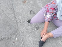 Kaki Ibu-ibu Terjebak di Lubang Drainase, Damkarmat Bantul Turun Tangan