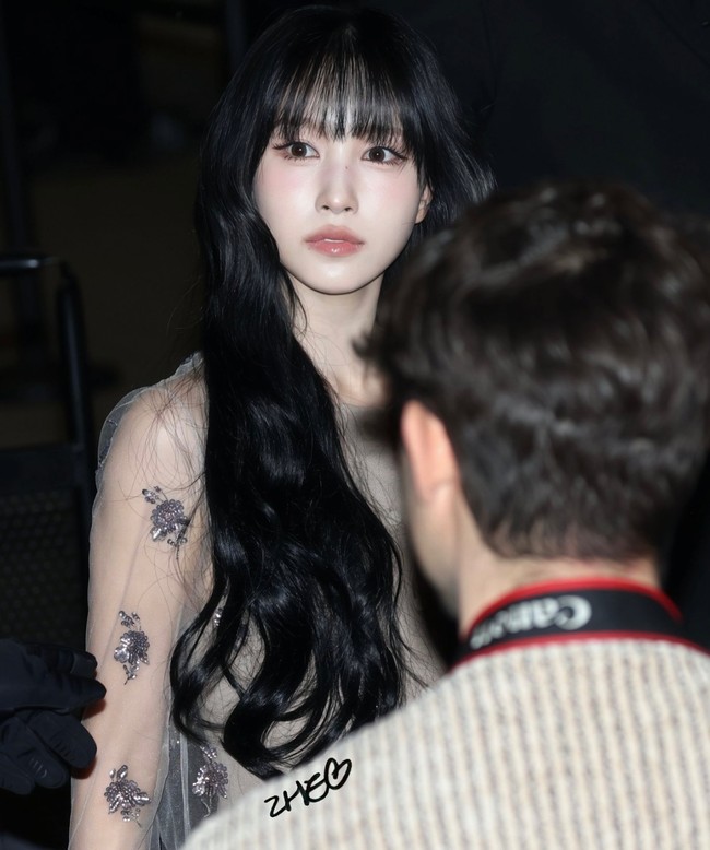 Mina TWICE memancarkan keanggunan dalam balutan dress berwarna krem yang terdiri dari dua layer. Bagian luarnya berbahan tulle menerawang, dihiasi payet bunga-bunga. Foto: Instagram