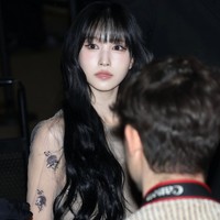 Mina TWICE memancarkan keanggunan dalam balutan dress berwarna krem yang terdiri dari dua layer. Bagian luarnya berbahan tulle menerawang, dihiasi payet bunga-bunga. Foto: Instagram