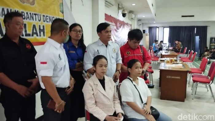 Pengacara dan pihak keluarga JS (69), korban pembunuhan di Jaktim memberikan keterangan pers, Kamis (27/2/2025).
