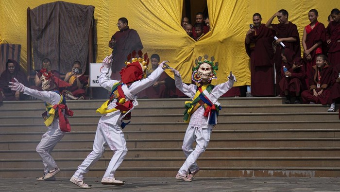 Peringati Gyalpo Losar, Budaya Tradisional Tahun Baru Tibet Buddhist monks perform a traditional dance during Gyalpo Losar, the Sherpa community's New Year celebration, at Shechen Monastery in Kathmandu, Nepal, on Tuesday, Feb. 25, 2025. (AP Photo/Niranjan Shrestha)
