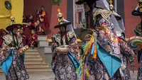 Para biksu Buddha menampilkan tarian tradisional selama Gyalpo Losar, di Kathmandu, Nepal, pada Selasa (25/2/2025).