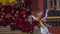 Losar diperingati pada hari pertama kalender Tibet yang bersifat suryacandra, yang bersesuaian dengan tanggal di bulan Februari atau Maret dalam kalender Gregorian.