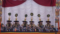 Variasi festival ini di Nepal disebut Lhochhar dan dirayakan sekitar delapan minggu lebih awal dari Losar Tibet.