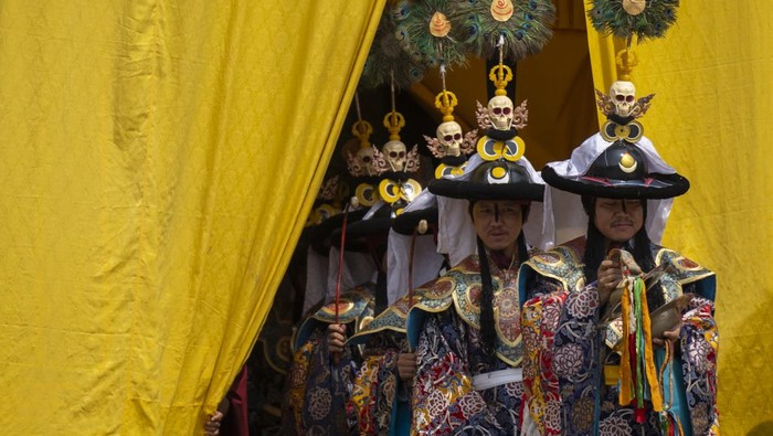 Peringati Gyalpo Losar, Budaya Tradisional Tahun Baru Tibet Buddhist monks perform a traditional dance during Gyalpo Losar, the Sherpa community's New Year celebration, at Shechen Monastery in Kathmandu, Nepal, on Tuesday, Feb. 25, 2025. (AP Photo/Niranjan Shrestha)