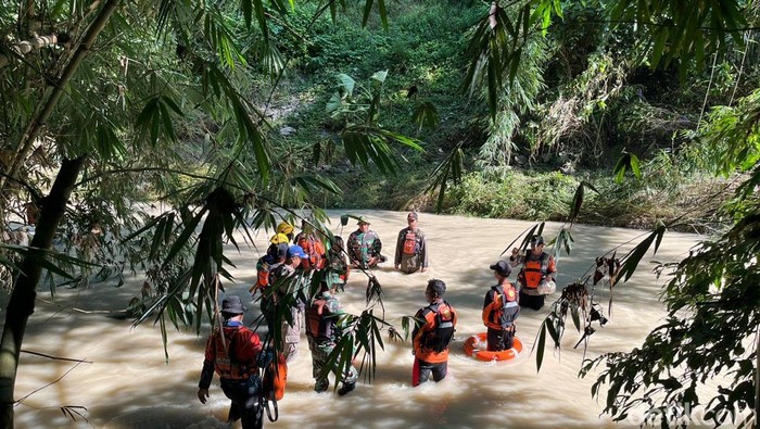 Petani di Bojonegoro hilang terseret arus banjir