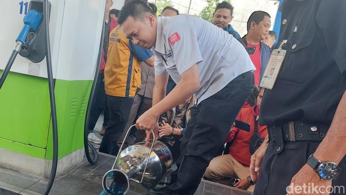 Petugas cek kualitas Pertamax di SPBU Cimahi