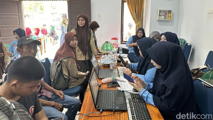 Petugas Disdukcapil Bone melakukan perekaman di Kantor Camat Lamuru beberapa waktu lalu.