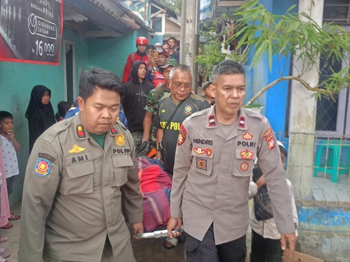 Petugas evakuasi jasad remaja yang tenggelam di Sungai Cianjur.