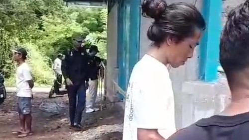 Petugas Gakkum LH Kementerian Lingkungan Hidup menyegel proyek penyulingan air bersih milik PT TCN di Gili Meno, Lombok Utara, NTB. (Foto: Istimewa)