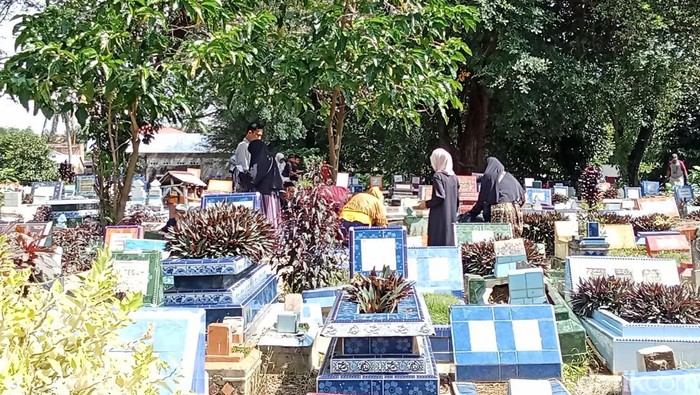 Peziarah di TPU Palembang berangsur ramai.