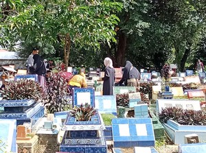 Jelang Ramadan, Peziarah TPU di Palembang Mulai Ramai