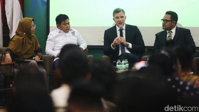 PKB Gelar Diskusi Bahas Artificial Intelligence PKB menggelar diskusi bertema 'AI vs Manusia, Revolusi Industri Masa Depan atau Ancaman Eksistensi?'. Begini suasana diskusinya.