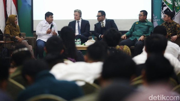 PKB Gelar Diskusi Bahas Artificial Intelligence PKB menggelar diskusi bertema 'AI vs Manusia, Revolusi Industri Masa Depan atau Ancaman Eksistensi?'. Begini suasana diskusinya.