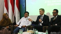Founding Member/Managing Director of World Foundation Fabian Bodensteiner memberikan pemaparan dalam diskusi yang membahas Artificial Intelligence (AI).  