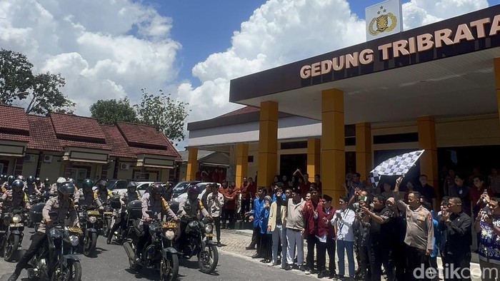 Polda Babel membagikan ribuan paket sembako untuk masyarakat.