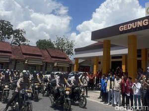 Polda Babel Bagikan Ribuan Paket Sembako ke Warga, Libatkan Mahasiswa