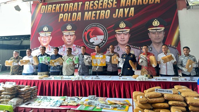 Polda Metro Jaya dan jajaran polres menangkap ribuan pelaku narkoba dari bandar sampai pengedar selama 2 bulan operasi.