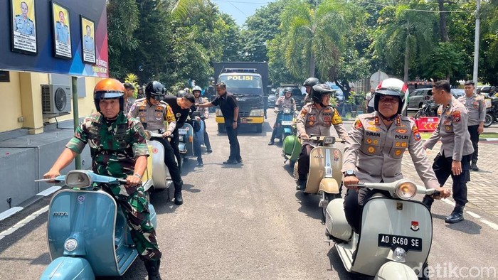 Polisi bersama mahasiswa salurkan bansos Polri Presisi berupa paket sembako untuk menyambut Ramadan 2025.