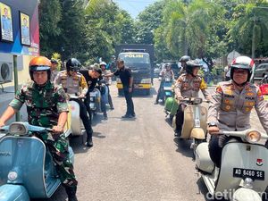 Sambut Ramadan, Polisi-Mahasiswa di Mojokerto Salurkan 300 Paket Sembako