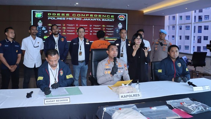 Polisi menangkap pencuri 5 unit HP senilai Rp 58 juta dari konter di Jakarta Barat.