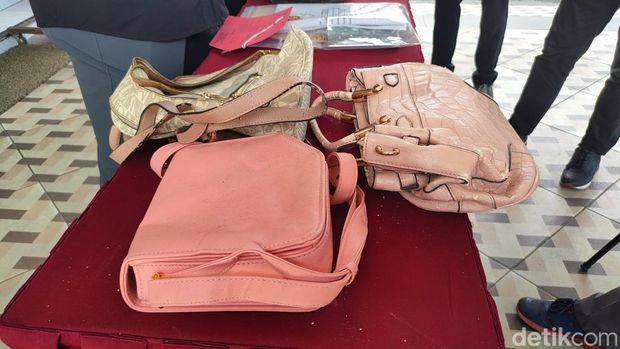 Polisi menunjukkan barang bukti penggelapan dana koperasi di Mapolres Kulon Progo, Kamis (27/2/2025)