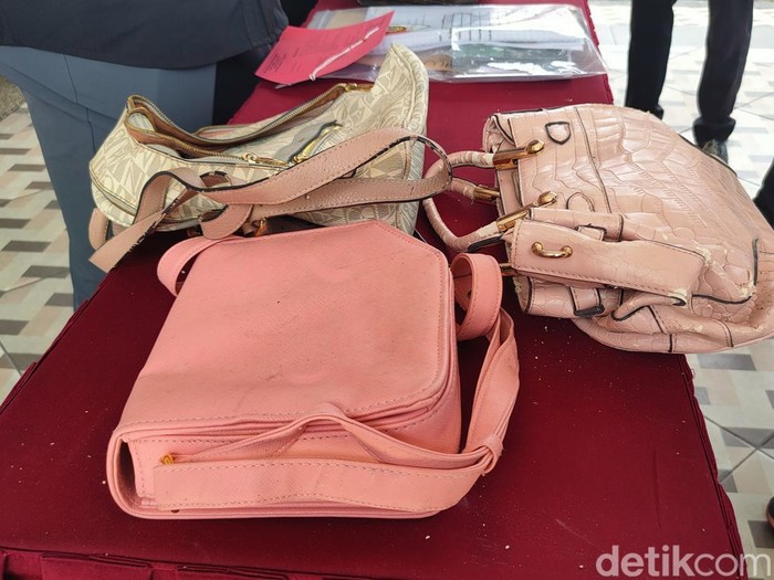 Polisi menunjukkan barang bukti penggelapan dana koperasi di Mapolres Kulon Progo, Kamis (27/2/2025)
