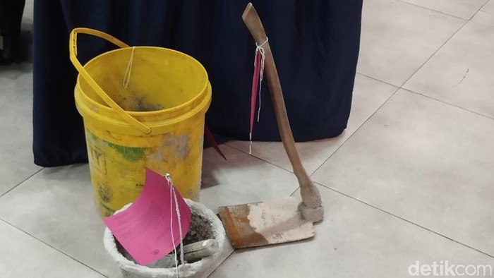 Polisi menyita cangkul hingga ember di kasus pria tewas dicor di Rawamangun, Jakarta Timur.