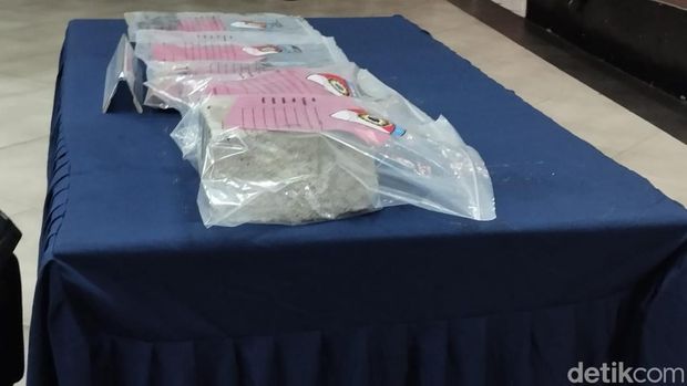 Polisi menyita pacul hingga ember di kasus laki-laki tewas dicor di Rawamangun, Jakarta Timur.