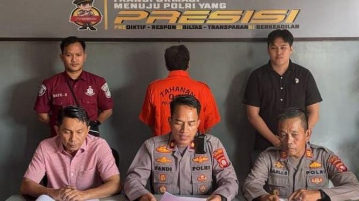 Polisi merilis penangkapan pria bernama Ronald Entengo (40) yang membunuh istrinya, Nirpan Dulambuti (40) gegara tidak diberikan uang untuk membeli rokok di Boalemo.