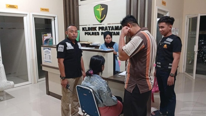 Polisi Pacitan amankan seorang perempuan diduga muncikari prostitusi online.