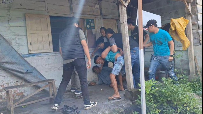 Polisi saat menggerebek kampung narkoba di OKU.