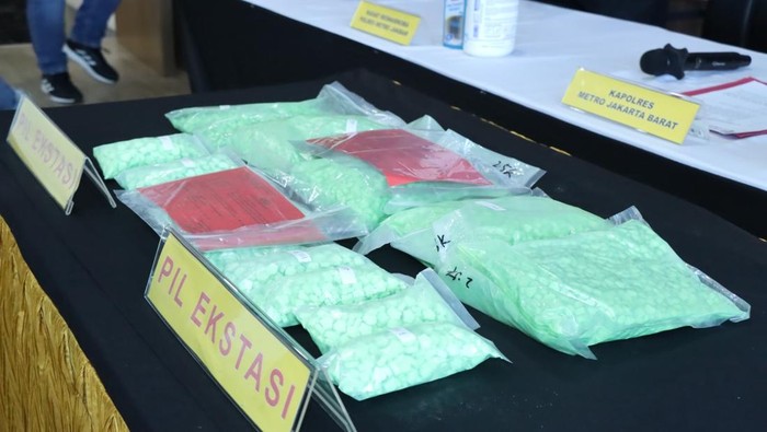 Polisi Tangkap Pengedar Narkoba di Jakbar, 14 Ribu Pil Ekstasi Disita
