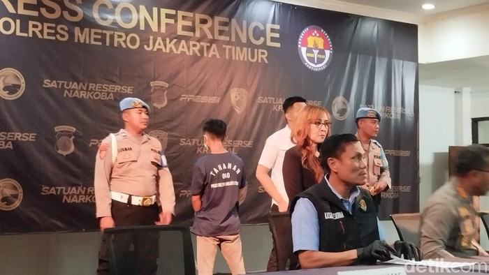 Polres Metro Jakarta Timur menggelar konferensi pers pengungkapan kasus pembunuhan bos ruko di Rawamangun.