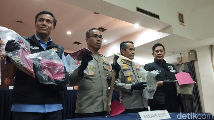 Polres Metro Jakarta Timur mengungkap pembunuhan bos ruko yang jasadnya dicor semen di Rawamangun, Jakarta Timur.